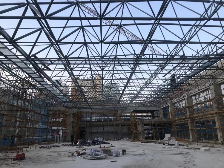 扎兰屯第一附属小学体育馆网架